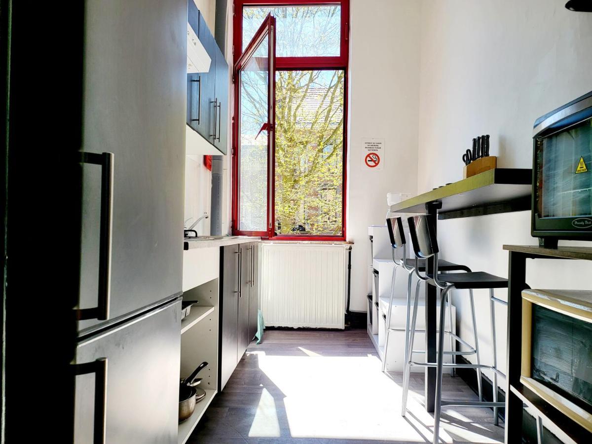 Chambre Privee Au 3E Etage Sans Ascenceur En Plein Centre De Charleroi Apartment Ngoại thất bức ảnh
